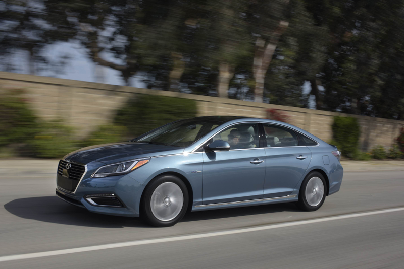 Illustration for article titled The Hyundai Sonata Hybrid Is A Great Cruiser But Barely A Fuel MiserÂ